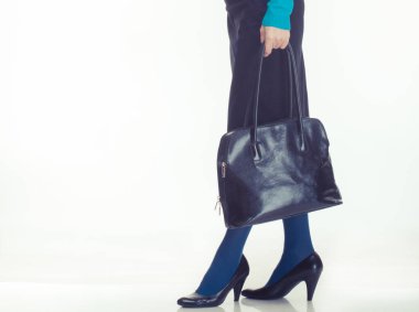 Siyah çanta taşıyan zarif giyimli bir iş kadınının eli. Beyaz arka plan. Metin veya yazı için yer