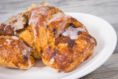 Haşhaş tohumu dolgulu, fındık ve bademli taze pişmiş geleneksel kruvasan. Polonya şehri Poznan 'dan tatlı. Martin 'in kruvasanı