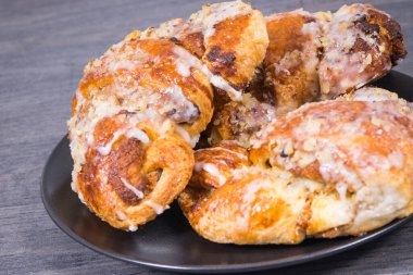 Haşhaş tohumu dolgulu, fındık ve bademli taze pişmiş geleneksel kruvasan. Polonya şehri Poznan 'dan tatlı. Martin 'in kruvasanı