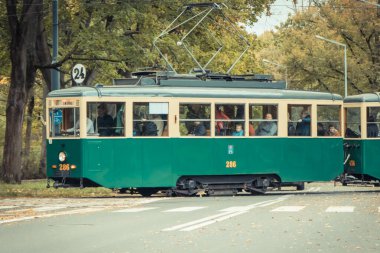Poznan, Polonya - 05 Ekim 2025 Poznan 'da yeşil ve sarı tramvay Solaris. Büyük şehirde verimli, ekolojik ve modern toplu taşımacılık