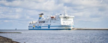 Swinoujscie, Batı Pomeranian - Polonya - 31 Temmuz 2025: Trelleborg 'dan Swinoujscie' ye giden Tom Sawyer feribotu yolcuları ve arabaları izleyin. Baltık Denizi 'nden Nakliye