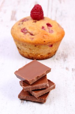 Taze pişmiş kek Ahududu ve ahşap arka plan, lezzetli tatlı çikolata ile