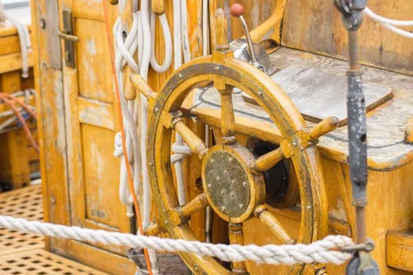 Yachting, helm of old wooden sailboat in port of sailing — Stock Photo, Image