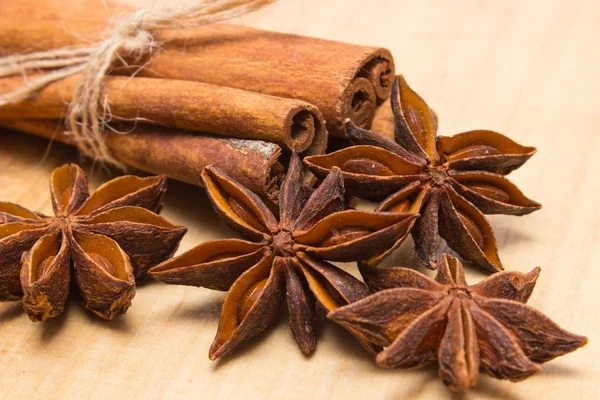 Cinnamon sticks and anise on wooden table, seasoning for cooking — 图库照片