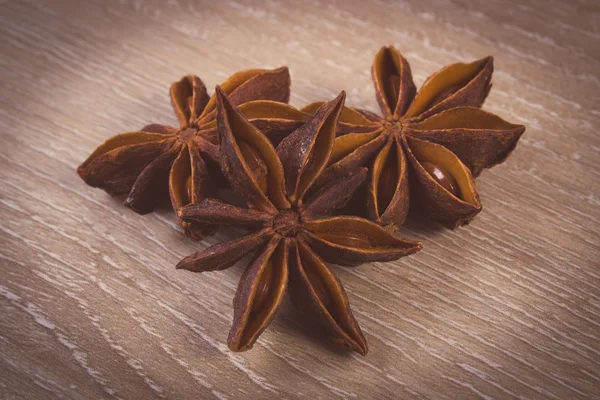 Jahrgangsfoto, Sternanis-Gewürz auf Holztisch — Stockfoto