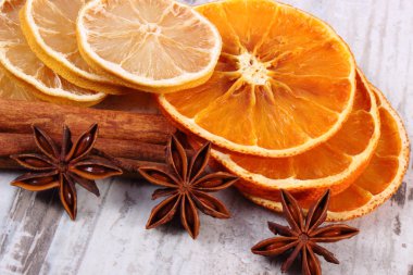 Kurutulmuş limon, portakal ve baharat eski ahşap zemin üzerine dilim