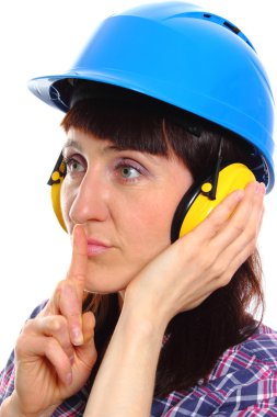 Koruyucu kask ve kulaklık, sessizlik işareti giyen kadın