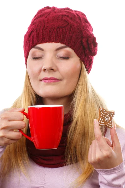 Donna da sogno in berretto di lana e scialle con biscotti di pan di zenzero e tè, sfondo bianco, periodo natalizio — Foto Stock