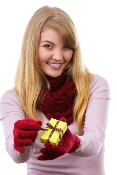 Mujer sonriente con guantes de lana regalo de apertura para Navidad u otra celebración — Foto de Stock
