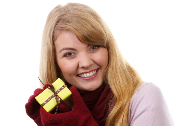 Mujer sonriente en guantes de lana con regalo envuelto para Navidad u otra celebración — Foto de Stock