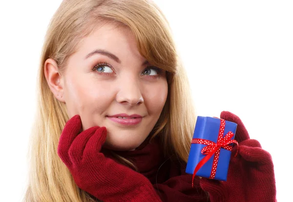 Mujer pensativa y soñadora en guantes de lana con regalo envuelto para Navidad u otra celebración — Foto de Stock