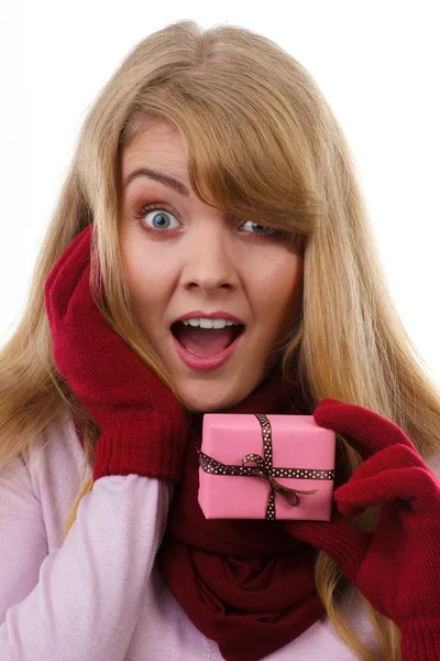 Donna sorpresa in guanti di lana con regalo avvolto per Natale o altra celebrazione — Foto Stock