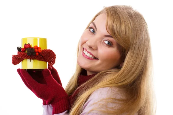 Donna sorridente in guanti di lana con tazza di tè decorato, decorazione autunnale — Foto Stock