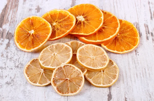 Fette di limone essiccato e arancia su sfondo vecchio di legno — Foto Stock