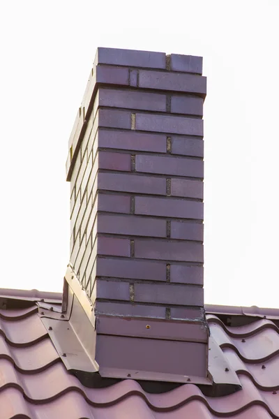 Brauner Schornstein auf Hausdach — Stockfoto