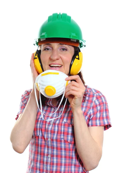 Mulher com máscara protetora usando capacete e fones de ouvido — Fotografia de Stock