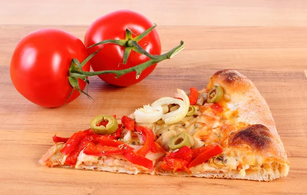 Scheibe vegetarische Pizza und Tomaten auf Holzoberfläche — Stockfoto