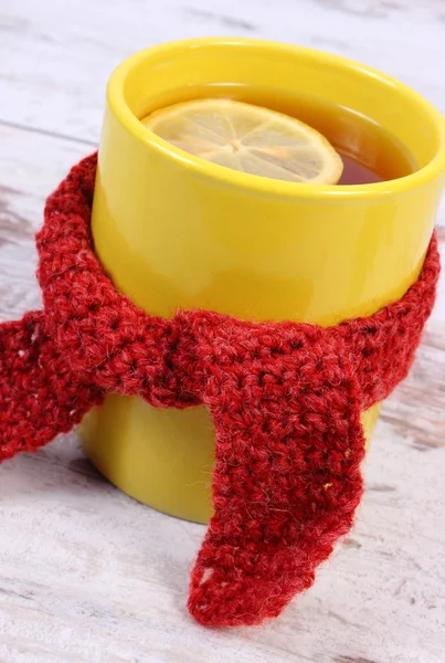 Taza de té caliente con pañuelo de lana envuelto en limón, bebida caliente para la gripe y el frío — Foto de Stock