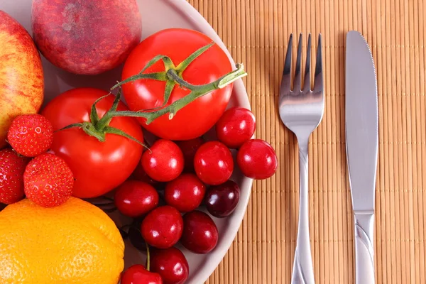 Свежие фрукты и овощи на тарелке, здоровое питание — стоковое фото