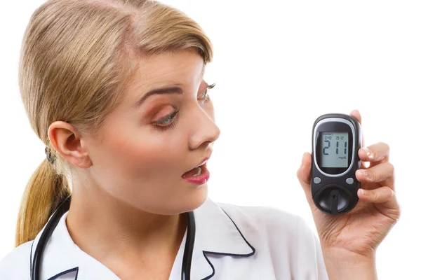 Schockierte Frau schaut auf Glukometer, misst und kontrolliert Zuckerspiegel, Begriff Diabetes — Stockfoto