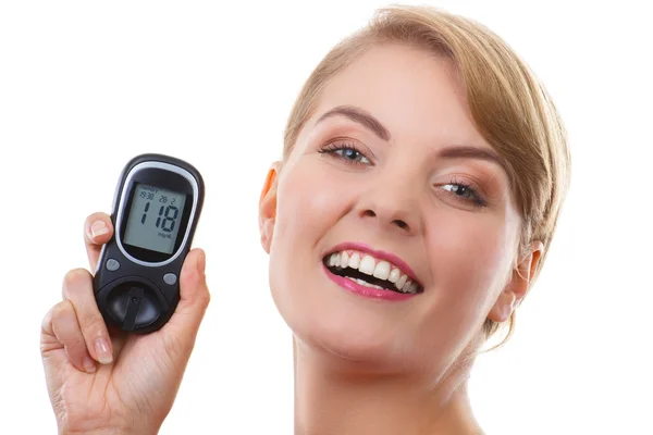 Ευτυχισμένη γυναίκα κρατώντας glucometer, μέτρηση σακχάρου επίπεδο, έννοια του διαβήτη — Φωτογραφία Αρχείου