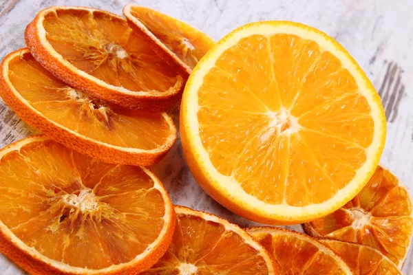 Сушеный и свежий апельсин на старом деревянном фоне — стоковое фото