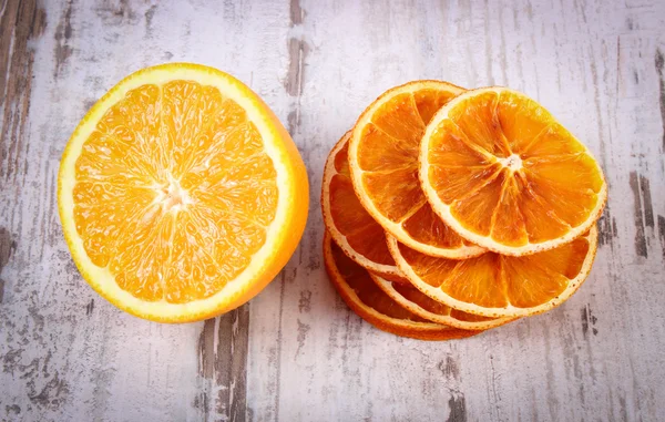 Arancio asciutto e fresco su vecchio sfondo di legno — Foto Stock