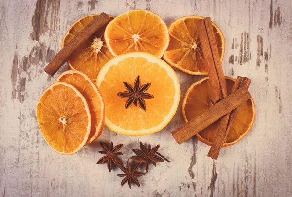 Vintage foto, gedroogde en fris oranje met kruiden op oude houten achtergrond — Stockfoto