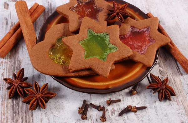 Lebkuchen und Gewürze auf altem Holzgrund, Weihnachten — Stockfoto