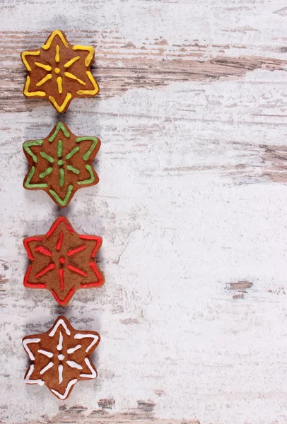 Pan de jengibre recién horneado decorado sobre fondo de madera viejo, época de Navidad —  Fotos de Stock