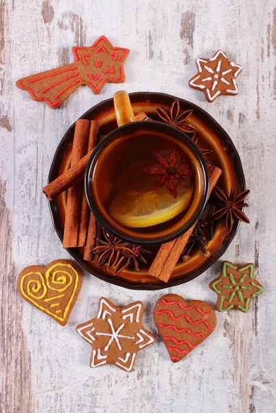 Pão de gengibre fresco, especiarias e chá no fundo de madeira velho, tempo de Natal — Fotografia de Stock