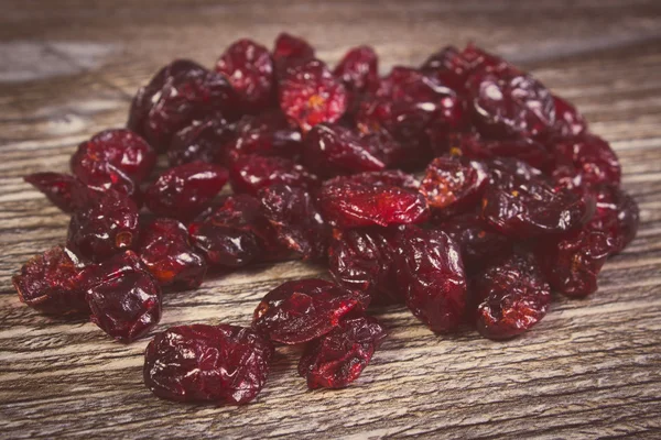 Foto vintage, Montón de arándanos rojos en la mesa de madera — Foto de Stock