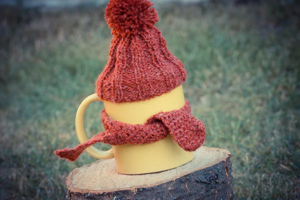 Ročník fotografické, šálek nápoje s vlněnou čepici zabalené šátek na dřevěné protézy — Stock fotografie