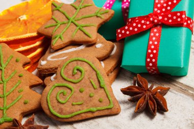 Zencefilli baharat ve eski ahşap arka plan, Noel'de Noel zamanı için hediyeler