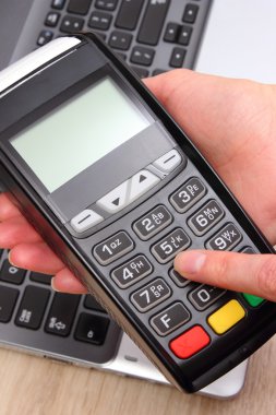 El ödeme terminal kullanarak kadın, kişisel kimlik numarasını girin