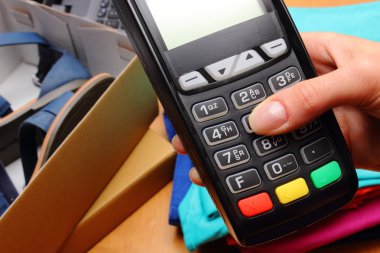 Mağaza alımları için ödeme için ödeme terminal kullanın