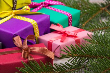 Sarılmış hediyeler Noel veya diğer kutlama ve eski tahta üzerinde çam dalları için