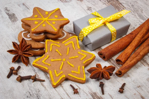 Gingerbread with spices and gifts for Christmas on old wooden background, christmas time — Stock Photo, Image