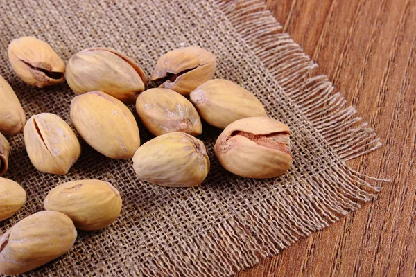 Nueces de pistacho sobre mesa de madera, alimentación saludable —  Fotos de Stock