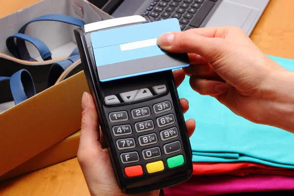 Use payment terminal and credit card with NFC technology for paying for purchases in store — Stock Photo, Image