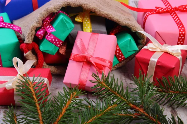 Regalos envueltos en bolsa de yute para Navidad u otra celebración — Foto de Stock