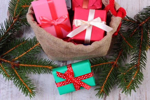 Загорнуті подарунки в джутовий мішок на Різдво або інше свято — стокове фото