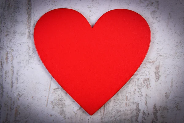 Valentine red heart on old wooden white table, symbol of love — Zdjęcie stockowe