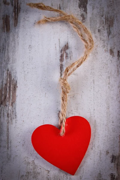 Valentine red heart with twine on old wooden white table, symbol of love — Stock fotografie
