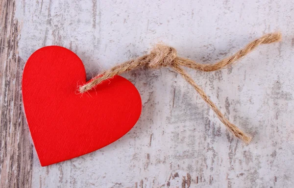 Coeur rouge Saint-Valentin avec ficelle sur une vieille table blanche en bois, symbole d'amour — Photo