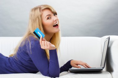 Kadın internet üzerinden online alışveriş için ödeme kredi kartı ile modern teknoloji