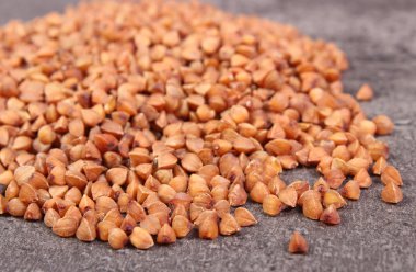 Karabuğday kabuğu çıkarılmış tane çimento yapısı üzerinde yığını