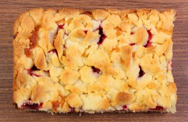 Taze pişmiş Maya kek çilek ahşap tablo