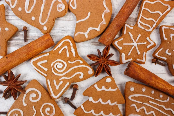 Pane di zenzero fresco decorato al forno con spezie su vecchio sfondo di legno, periodo natalizio — Foto Stock