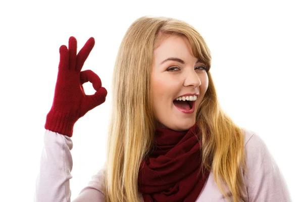 Gelukkige vrouw in wollen handschoenen teken weergegeven: ok, positieve emoties — Stockfoto